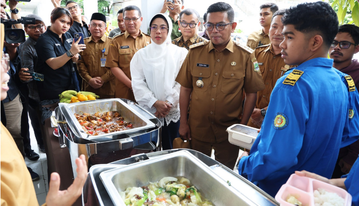 Gubernur Banten Andra Soni Tinjau MBG di SMKN 1 Anyer, Didampingi Ketu TP PKK Tinawaty
