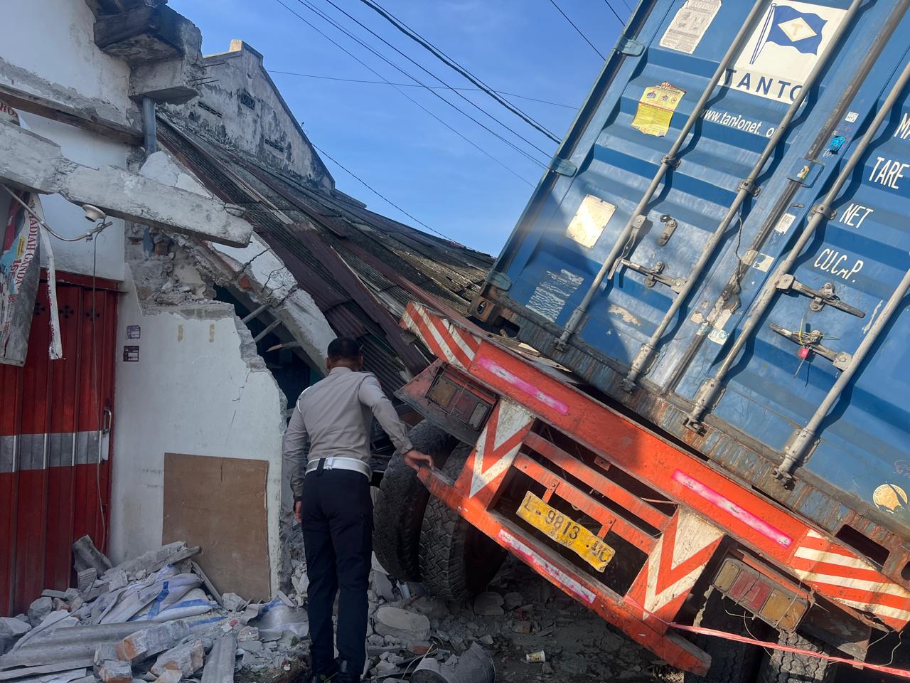 Truk Kontainer 25 Ton Tabrak Toko di Kabupaten Kediri, Beruntung Tak ada Korban Jiwa
