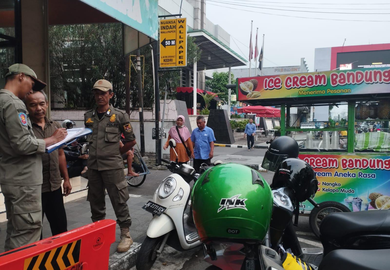 Ciptakan Ketertiban Usai Lebaran, Salpol PP Kota Kediri  Patroli Pantau PKL Nakal di Jalan Dhoho