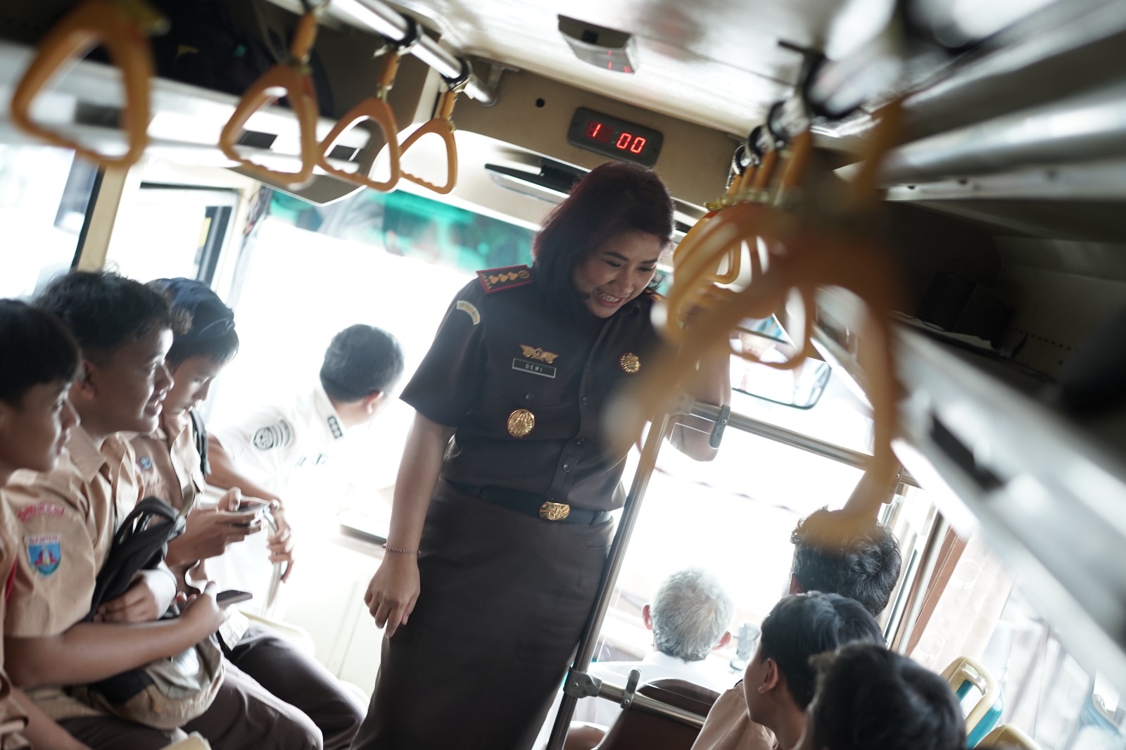 NGAMEN HUKUM di Bus Sekolah Gratis Tangsel, Cara Baru Kejari Tangsel Edukasi Hukum ke Pelajar