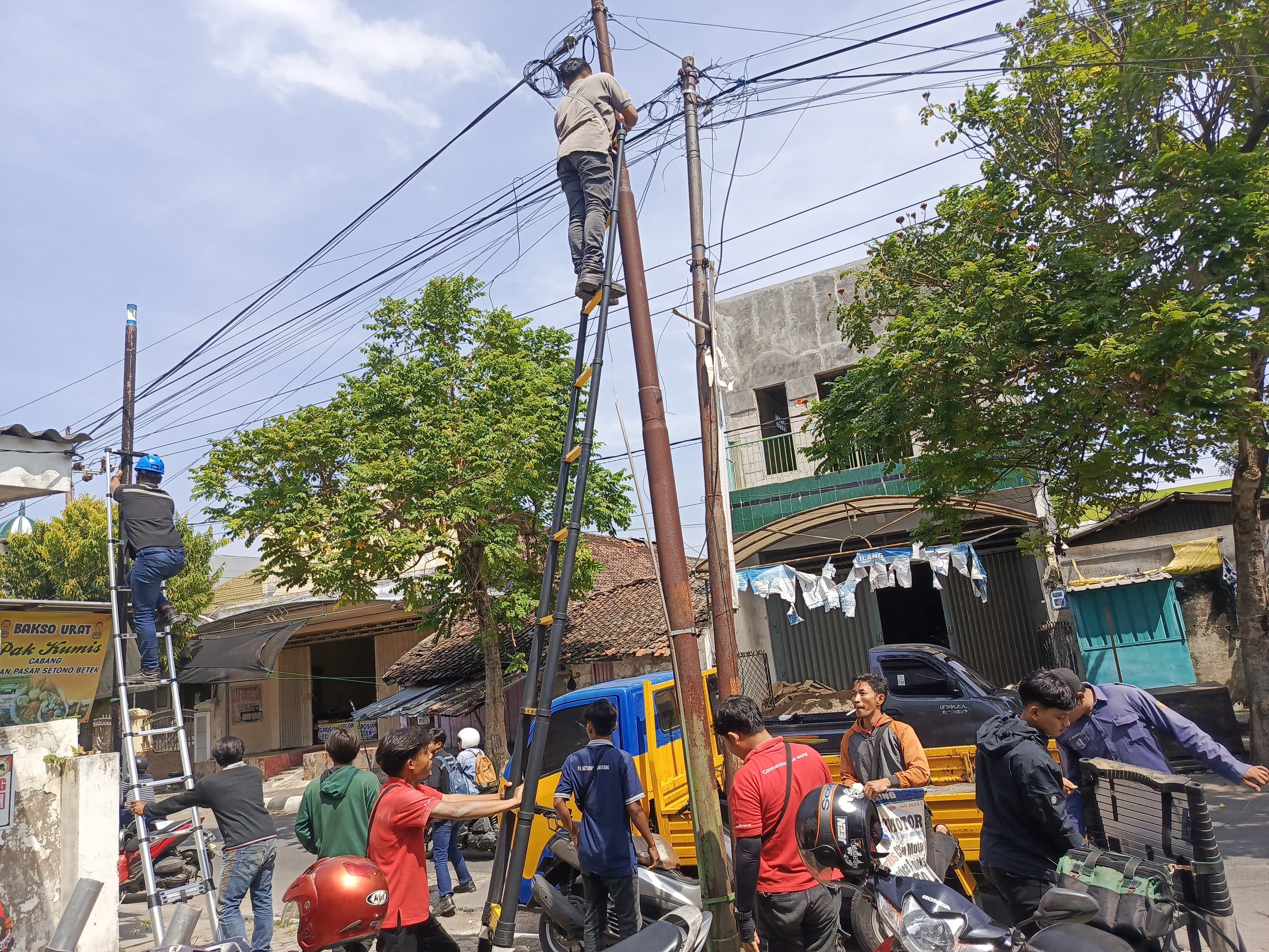 Dinas PUPR Kota Kediri Tertibkan Kabel Semrawut di Jalan Sam Ratulangi