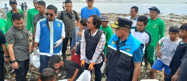 Gubernur Banten Andra Soni Turun Bersihkan Sampah di Pantai Teluk Labuan