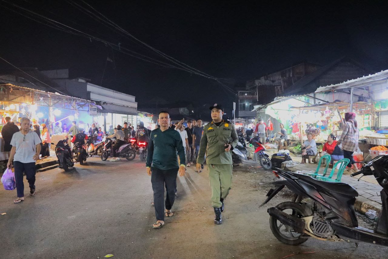Cegah PKL Kembali Gunakan Trotoar, Camat Ciputat H Mamat Rela Pantau Pedagang Hingga Malam Hari