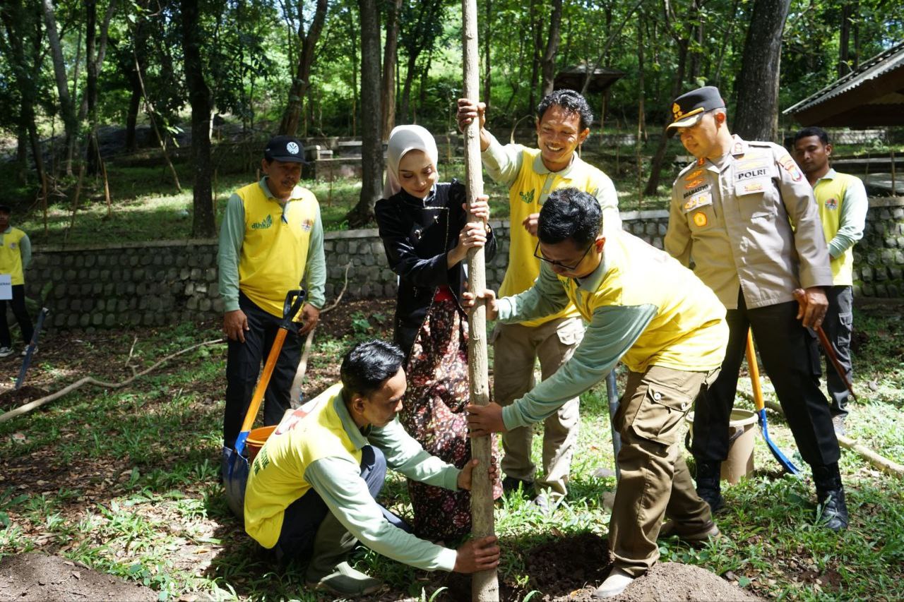 Peringati Hari Bumi Sedunia 2025, Wali Kota Kediri Lakukan Penanaman Serentak 10 Ribu Pohon