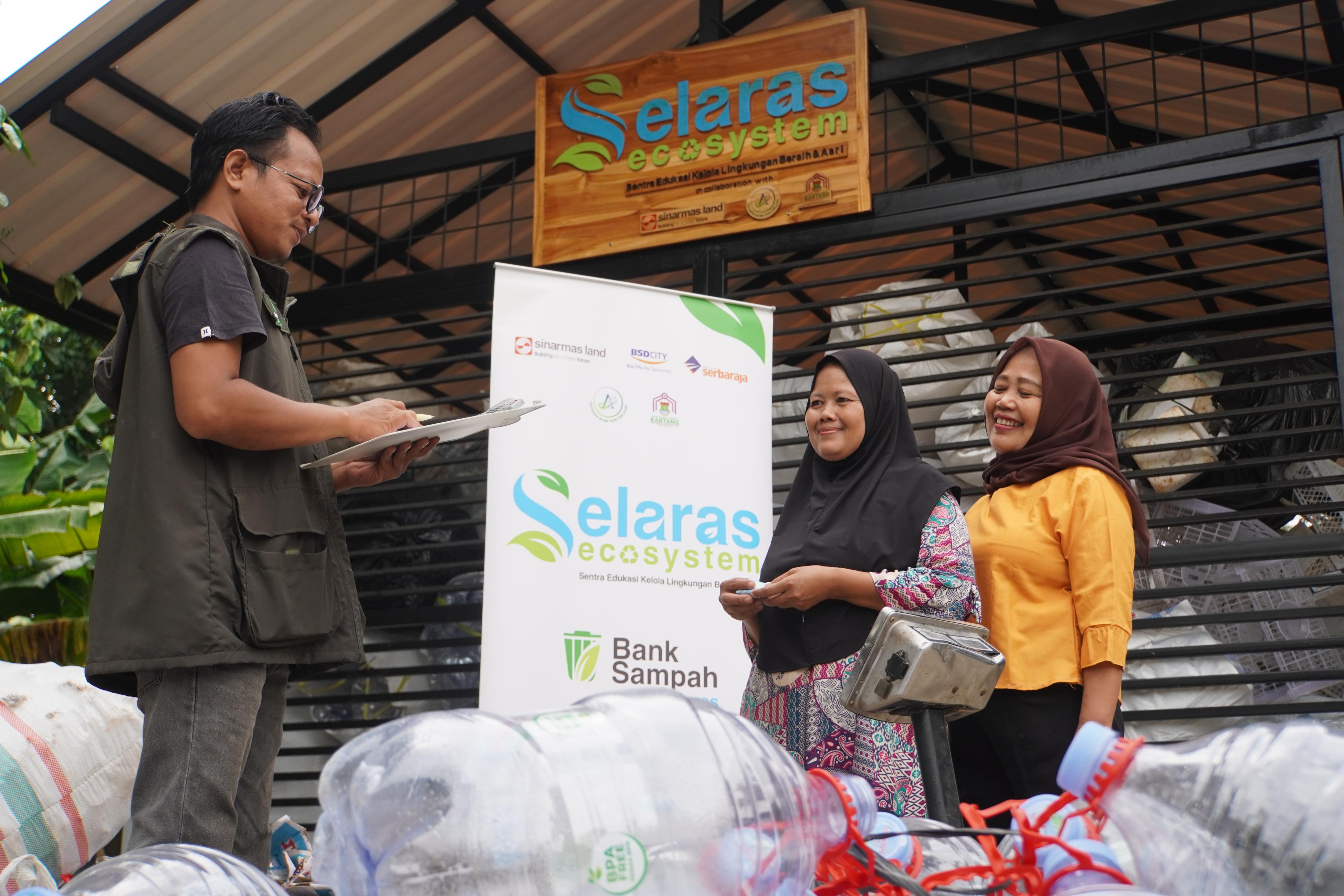 Sinar Mas Land Bantu Masyarakat Penuhi Biaya Pendidikan Melalui Program Bank Sampah Selaras