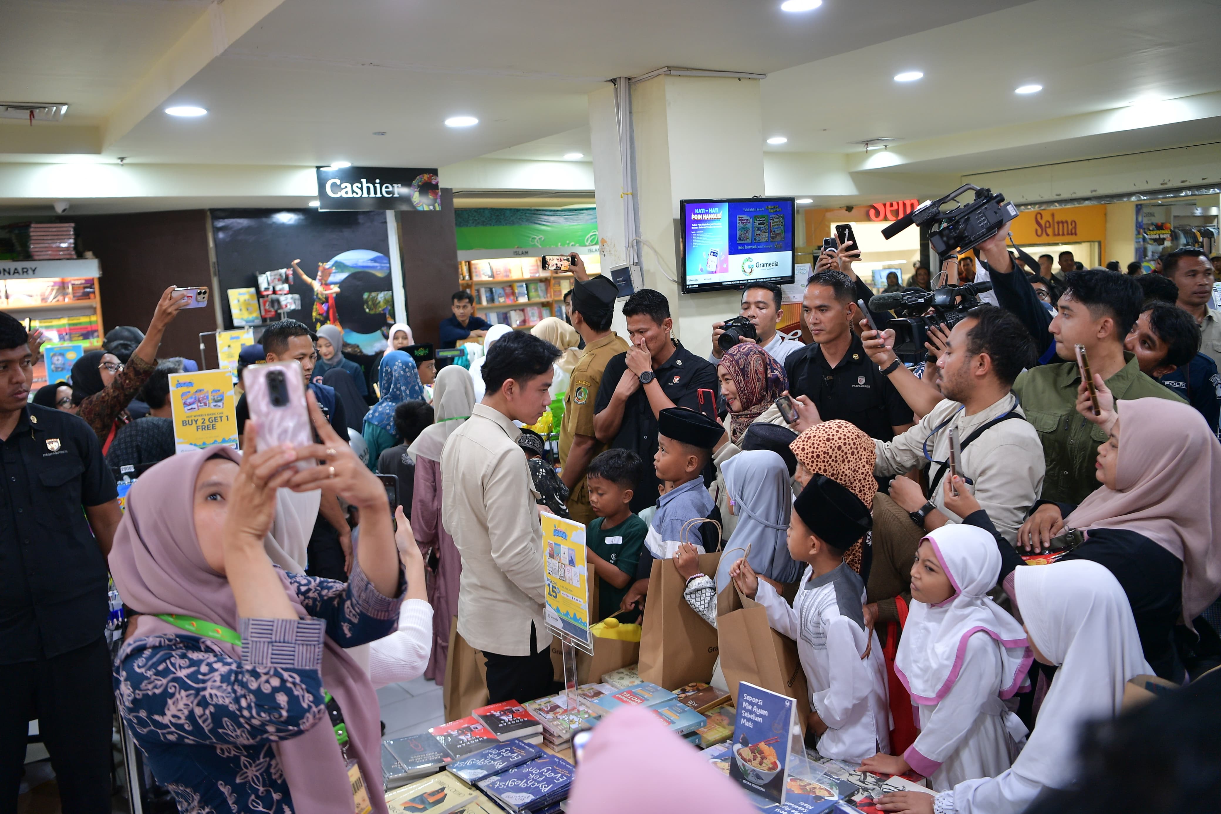 Keseruan Wapres Ajak Anak-Anak Belanja Perlengkapan Sekolah di Banyuwangi