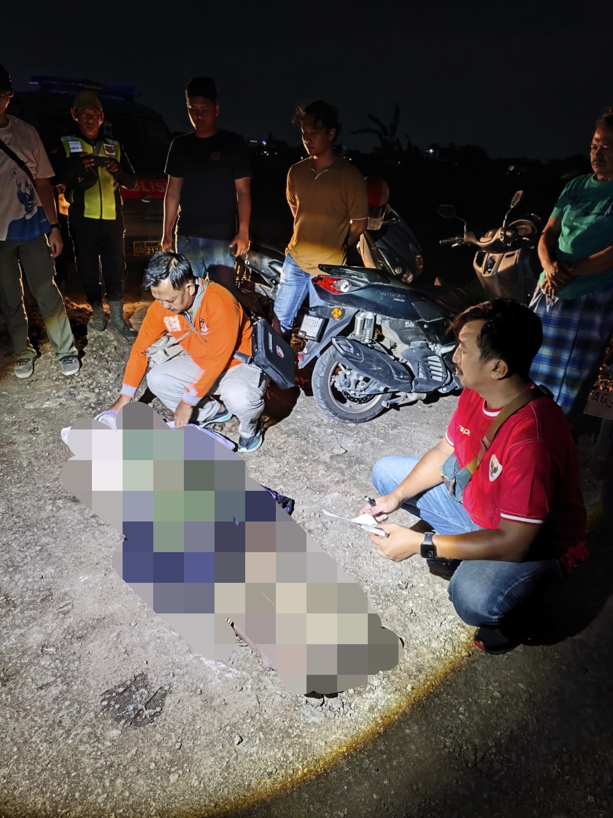 Respon Laporan Warga, Polsek Mojoroto Evakuasi Jasad di Saluran Air Persawahan