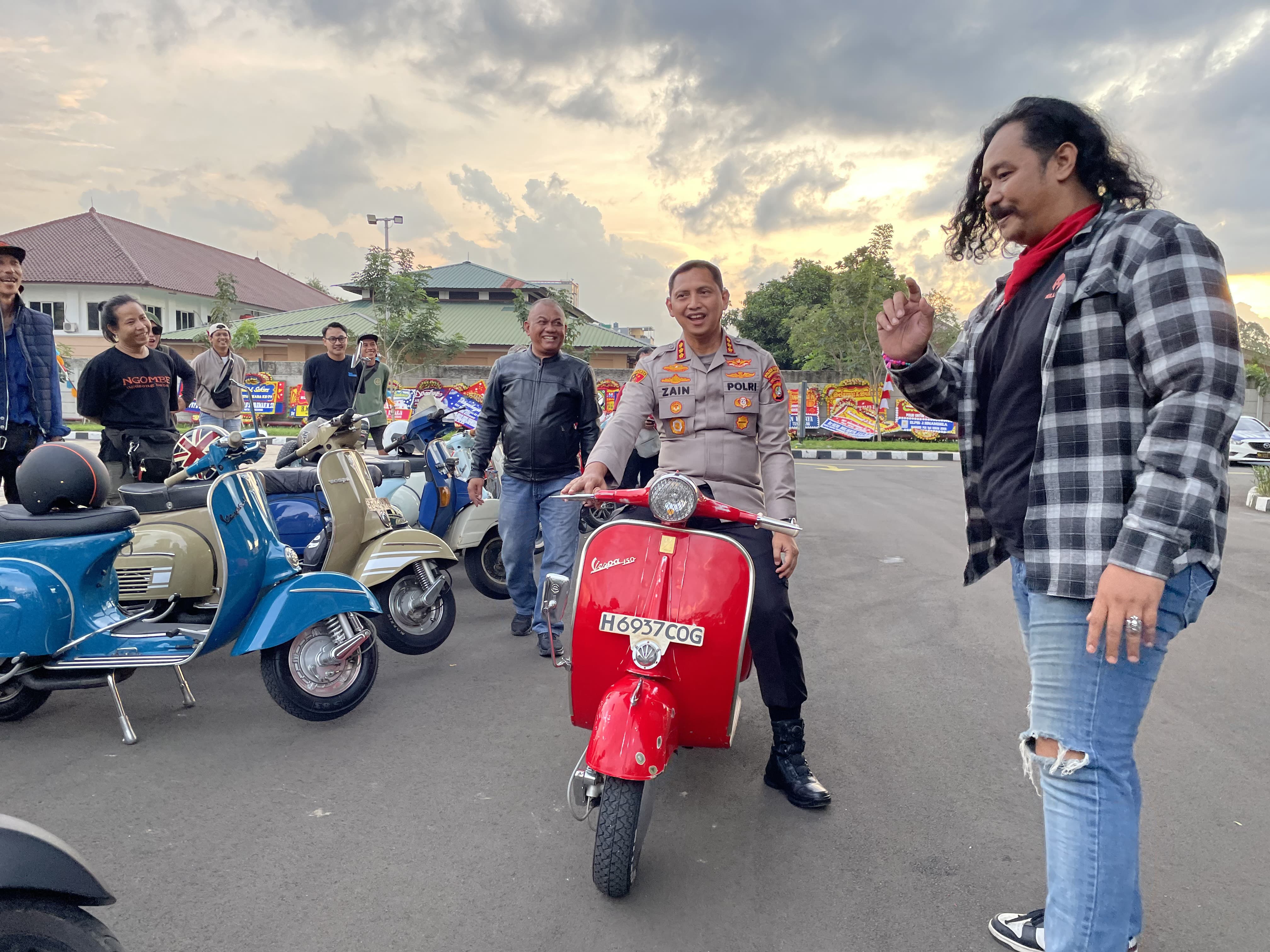 Wakil Ketua DPRD Kota Tangerang Bersama Komunitas Vespa Meriahkan HUT Bhayangkara ke-79