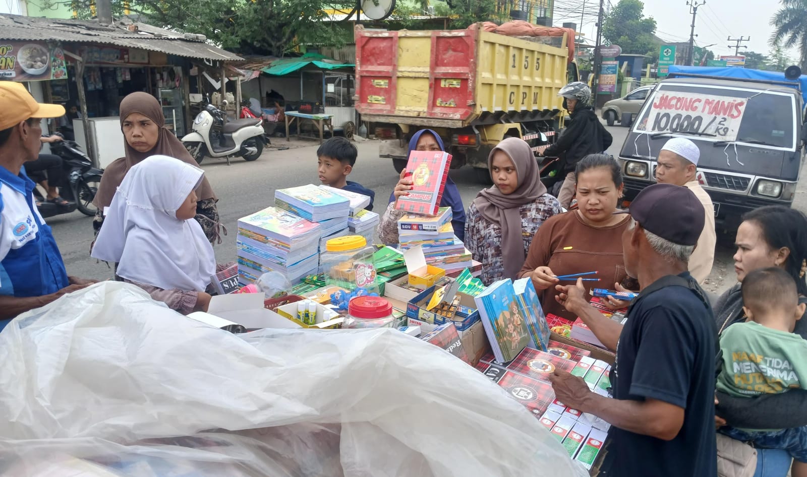 Pedagang Buku Tulis Pasar Adiyasa Diburu Pembeli