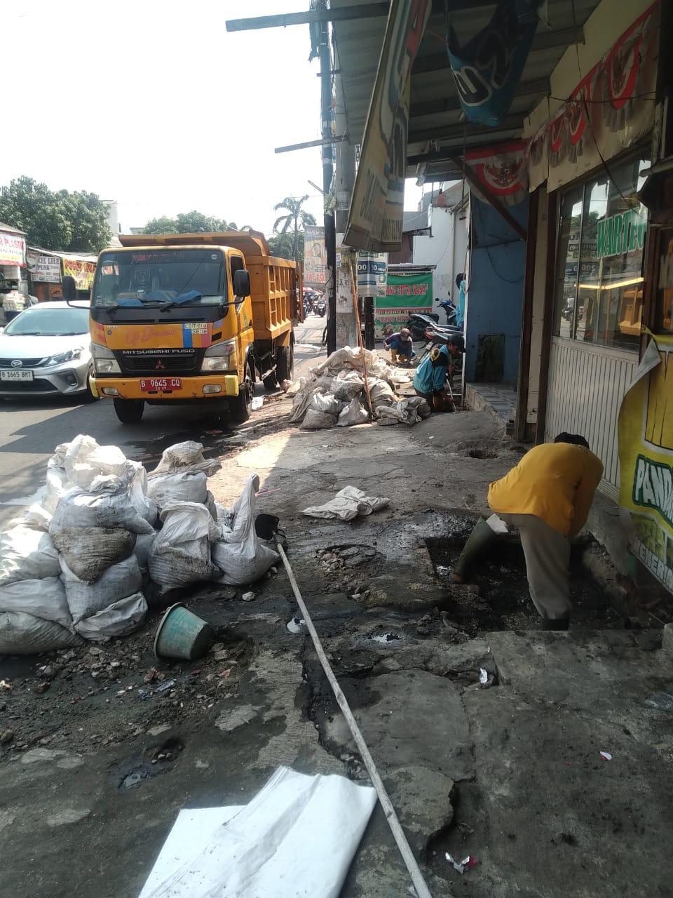 Dinas PUPR Bongkar Drainase Tertutup, Anggota DPRD Tasril Jamal Berikan Apresiasi
