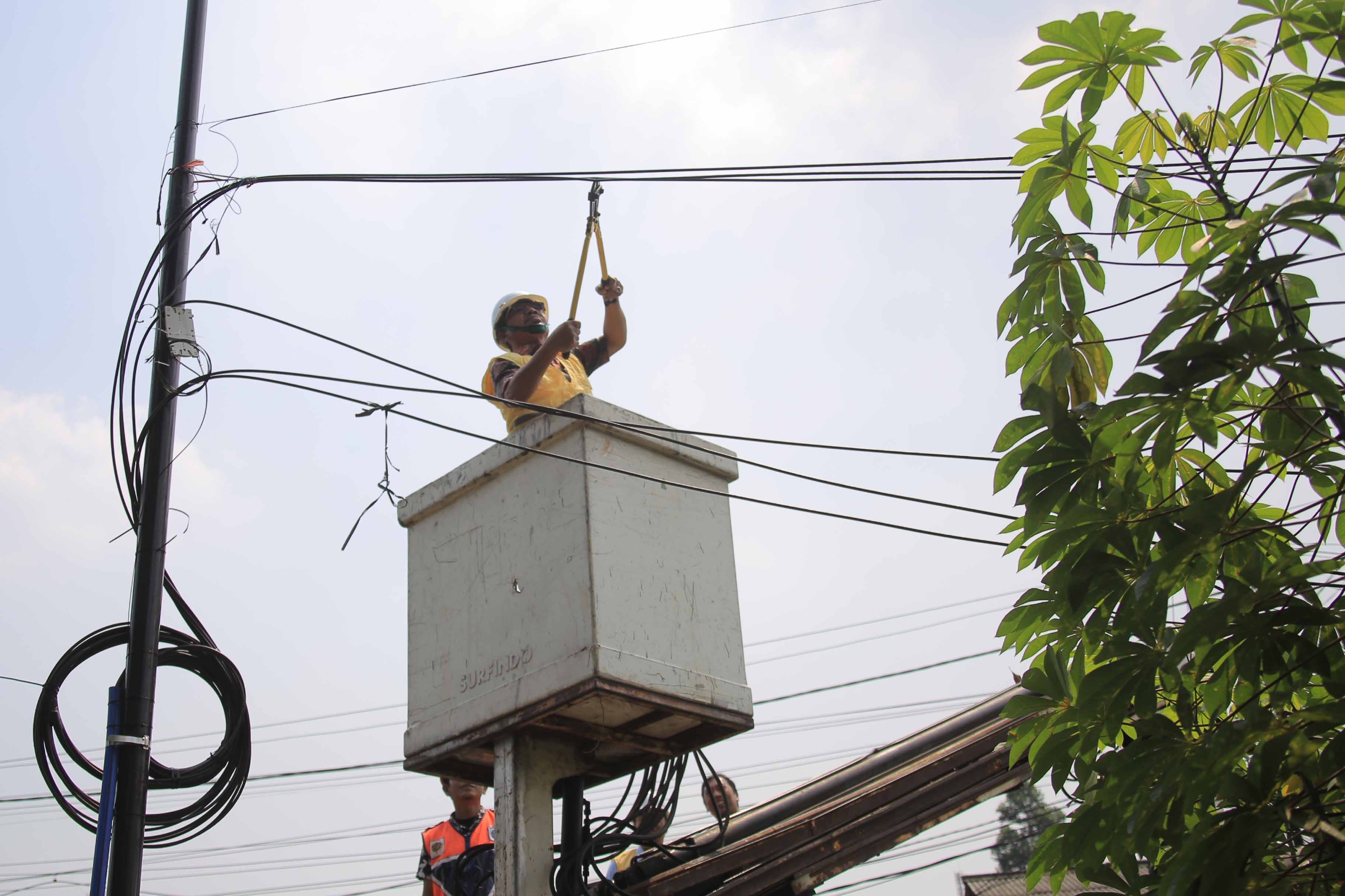 Sachrudin Respon Keluhan Warga, Tata Kabel Semrawut