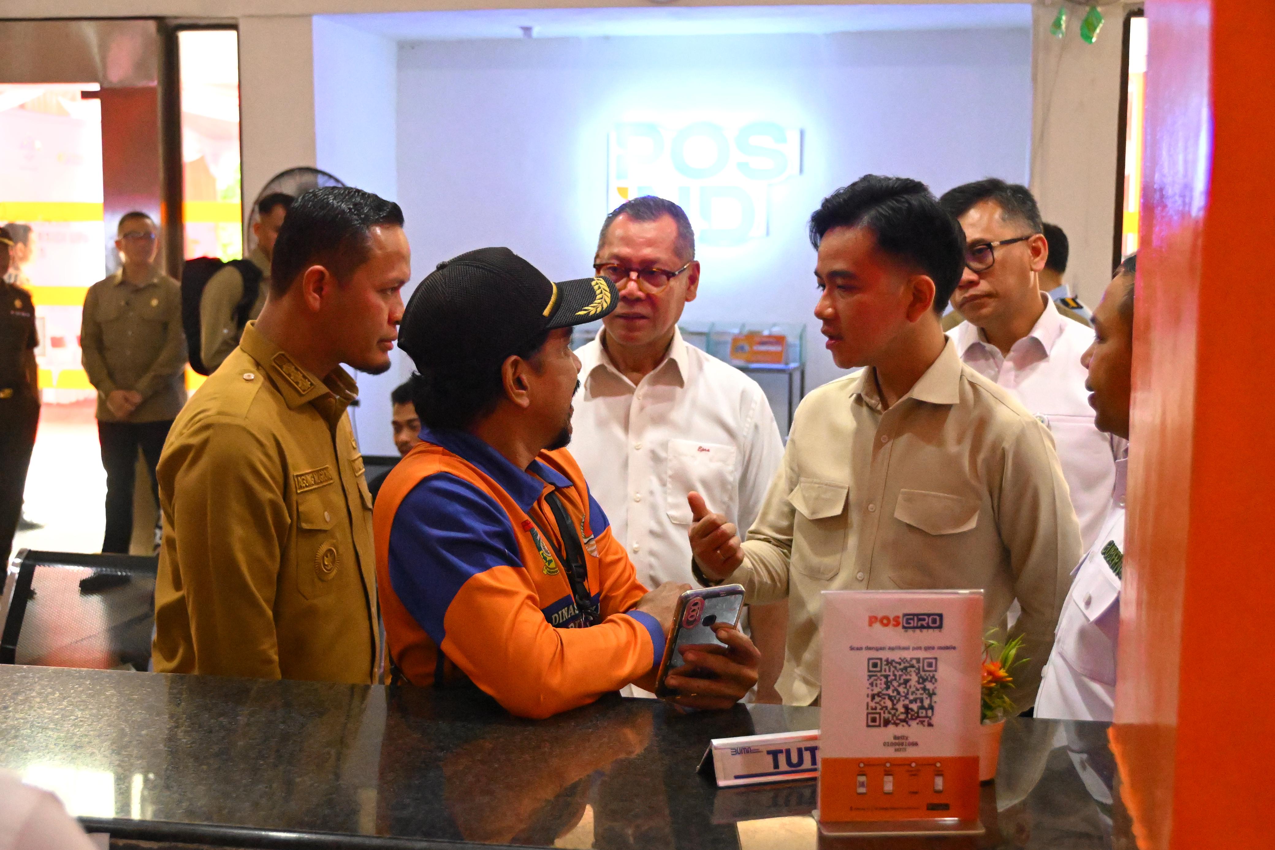 Tinjau Penyaluran Bantuan, Wapres Tekankan Pemanfaatan BSU Secara Produktif