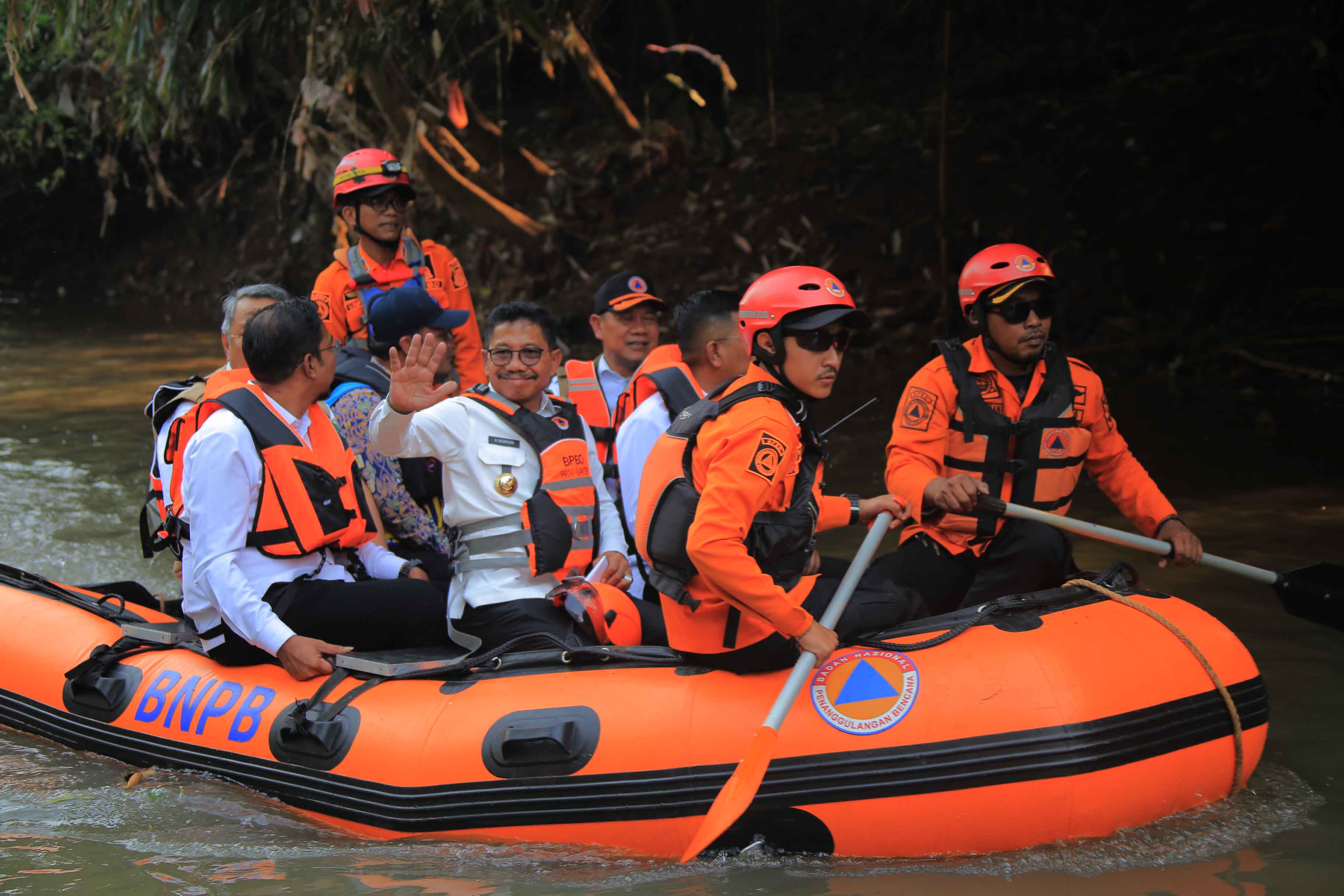 Serius Tangani Banjir, Andra Soni, Sachrudin dan Benyamin Susuri Kali Angke