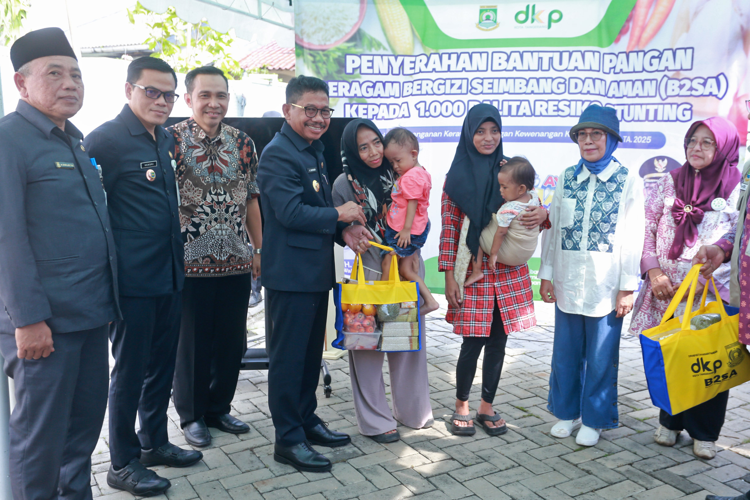 Sachrudin Serahkan Bantuan Pangan untuk Anak Beresiko Stunting