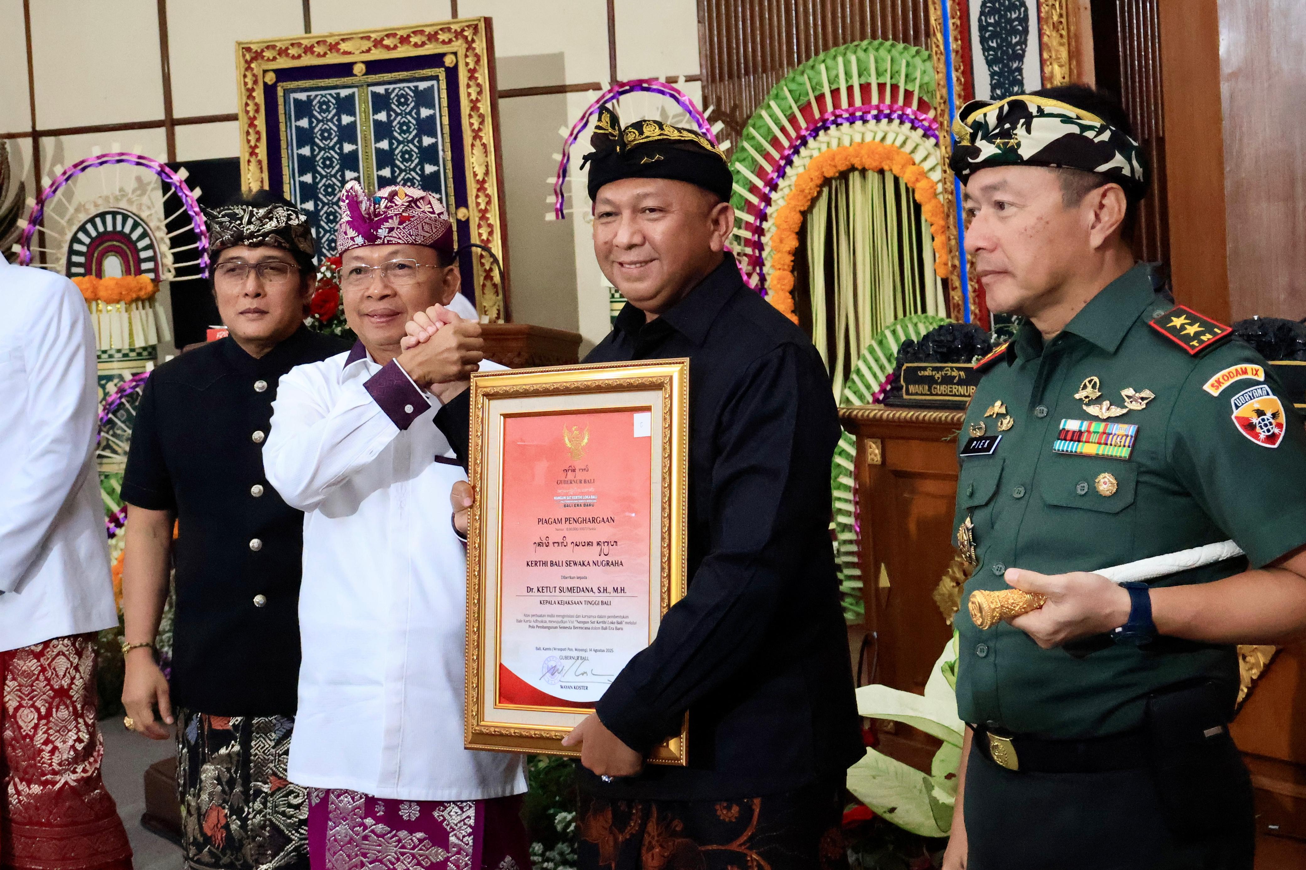 Perda Bale Kerta Adhyaksa Disahkan, Ketut Sumedana Penggagas Raih Penghargaan Khusus