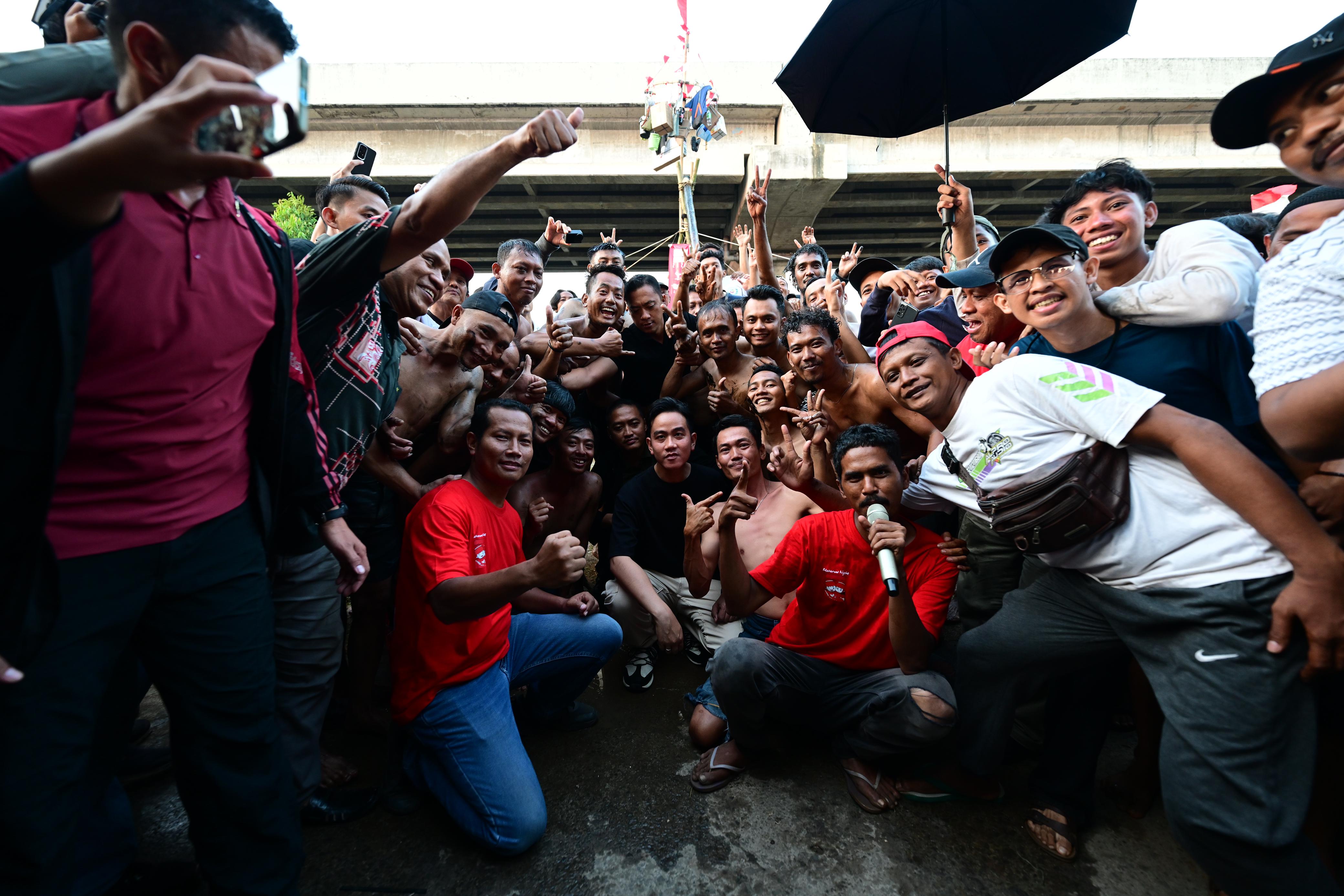 Keseruan HUT RI ke-80 di Cipinang Melayu, Wapres Saksikan Lomba Panjat Pinang