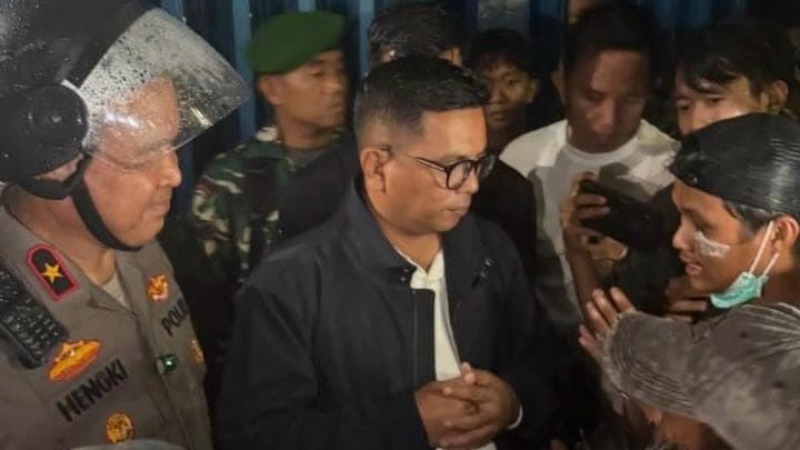 Meski Hujan Deras, Gubernur Banten Andra Bareng Kapolda Temui Massa Aksi