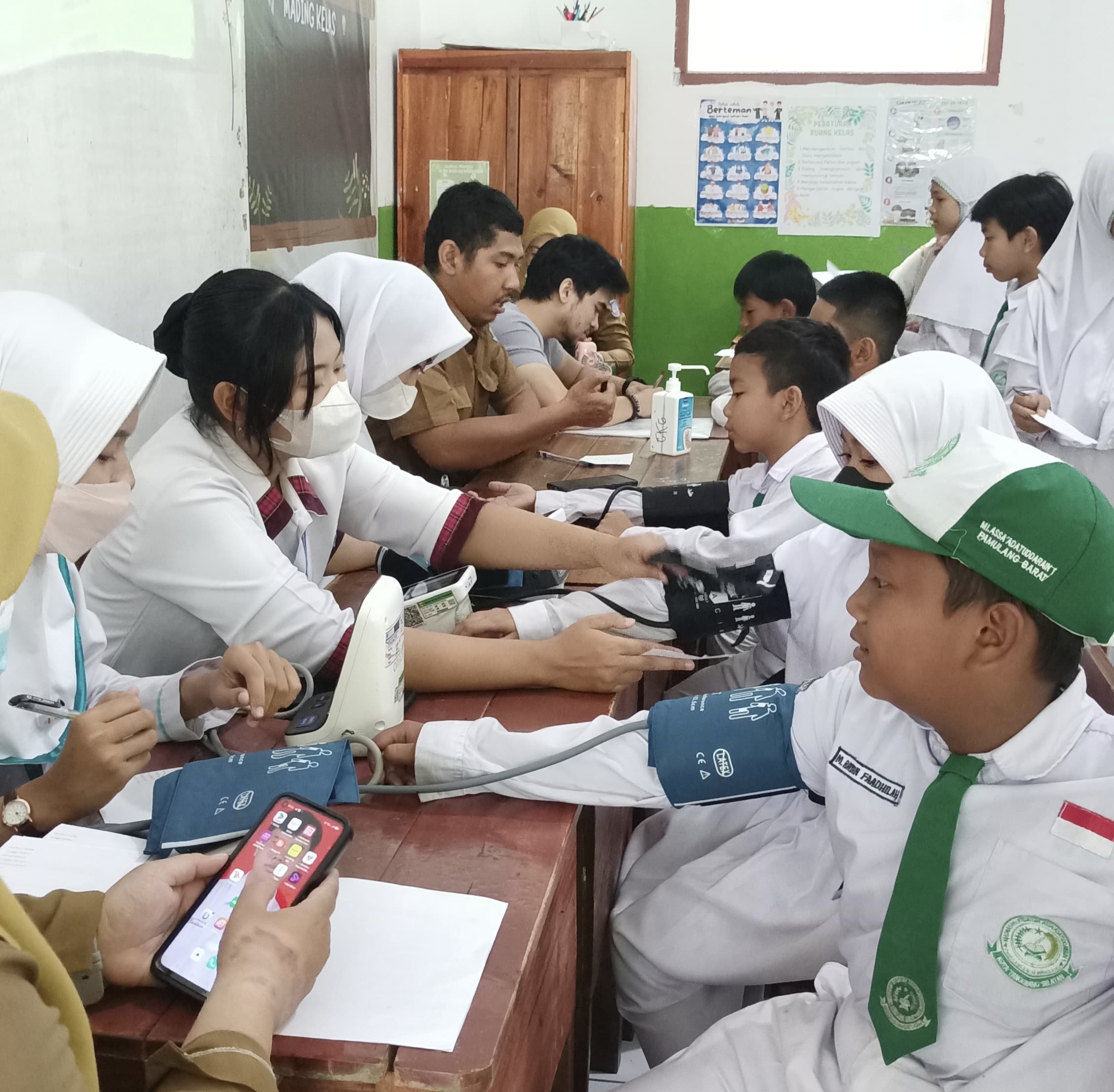 Tim Medis Puskesmas Pamulang Cek Kesehatan Gratis (CKG) Siswa Asaadatudarain