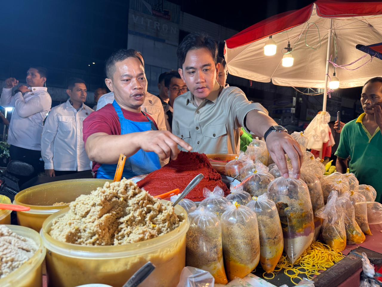 Pastikan Ekonomi Tetap Stabil, Wapres Tinjau Pasar Malam Cipulir