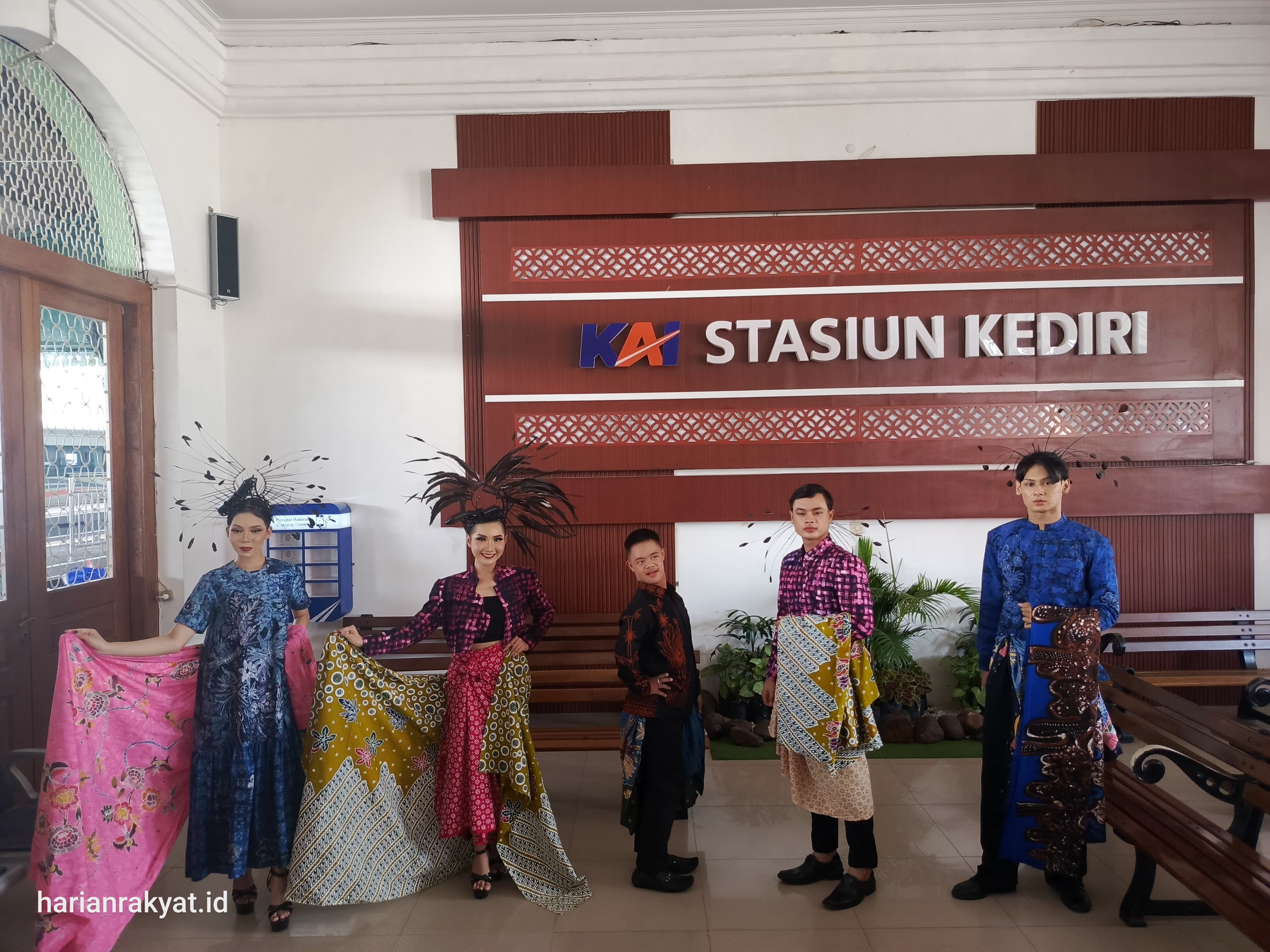 KAI Daop 7 Madiun Rayakan Hari Batik Nasional dengan Fashion Show di KA dan Stasiun