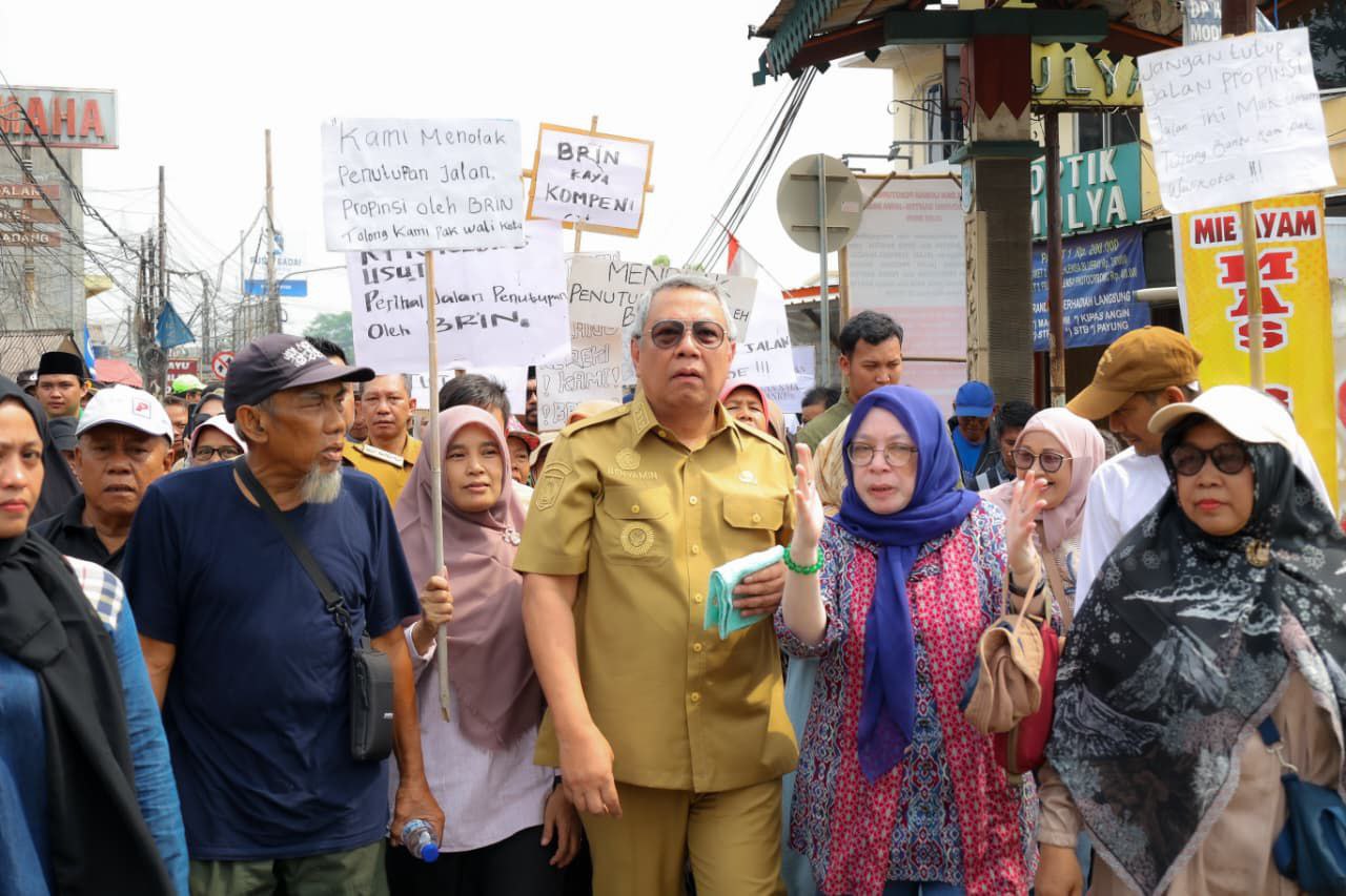 Benyamin Bersama Warga Tolak Penutupan Akses Jalan BRIN