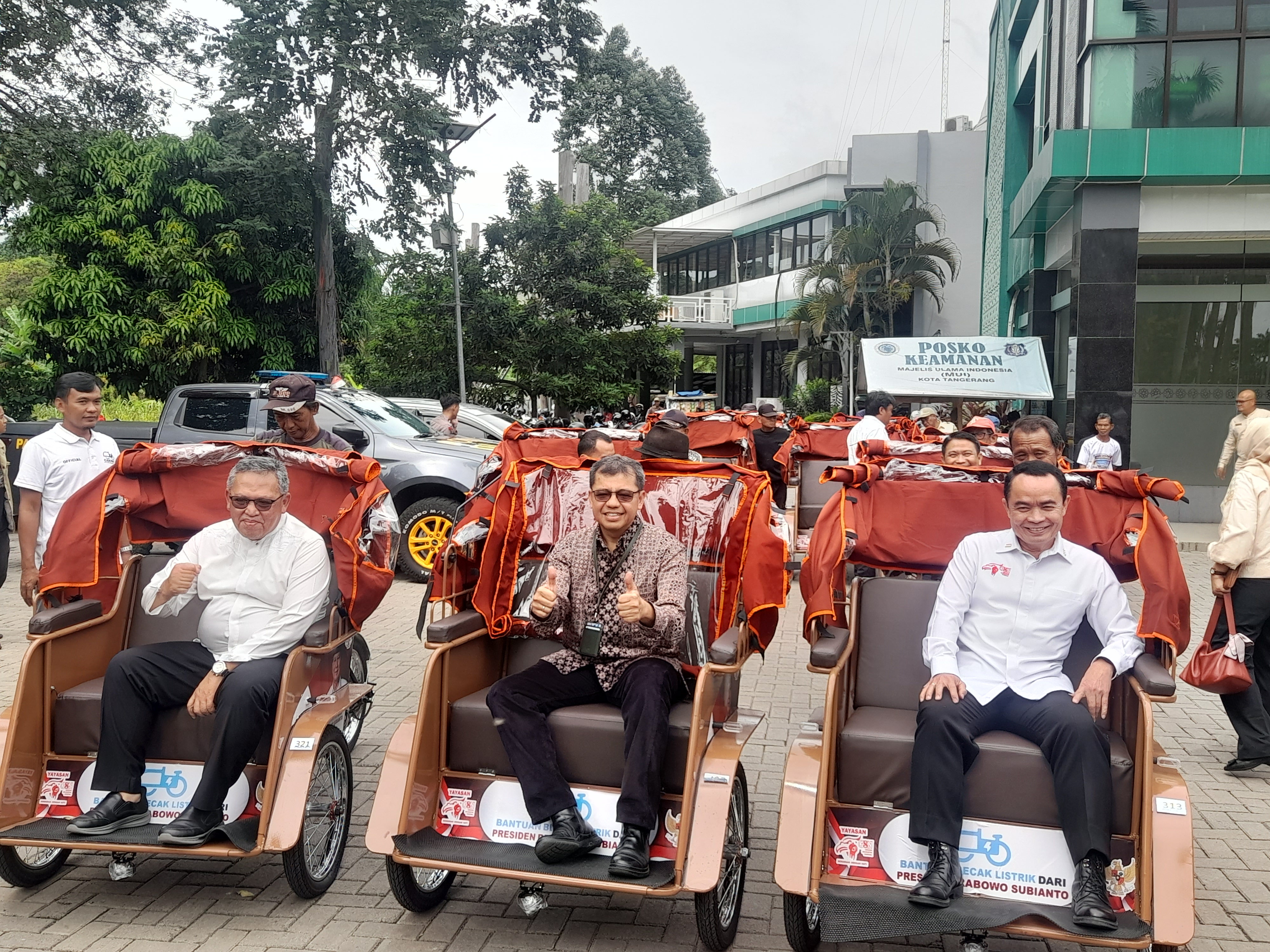 Warga Kota Tangerang Terima Bantuan Becak Listrik Dari Presiden Prabowo Subianto