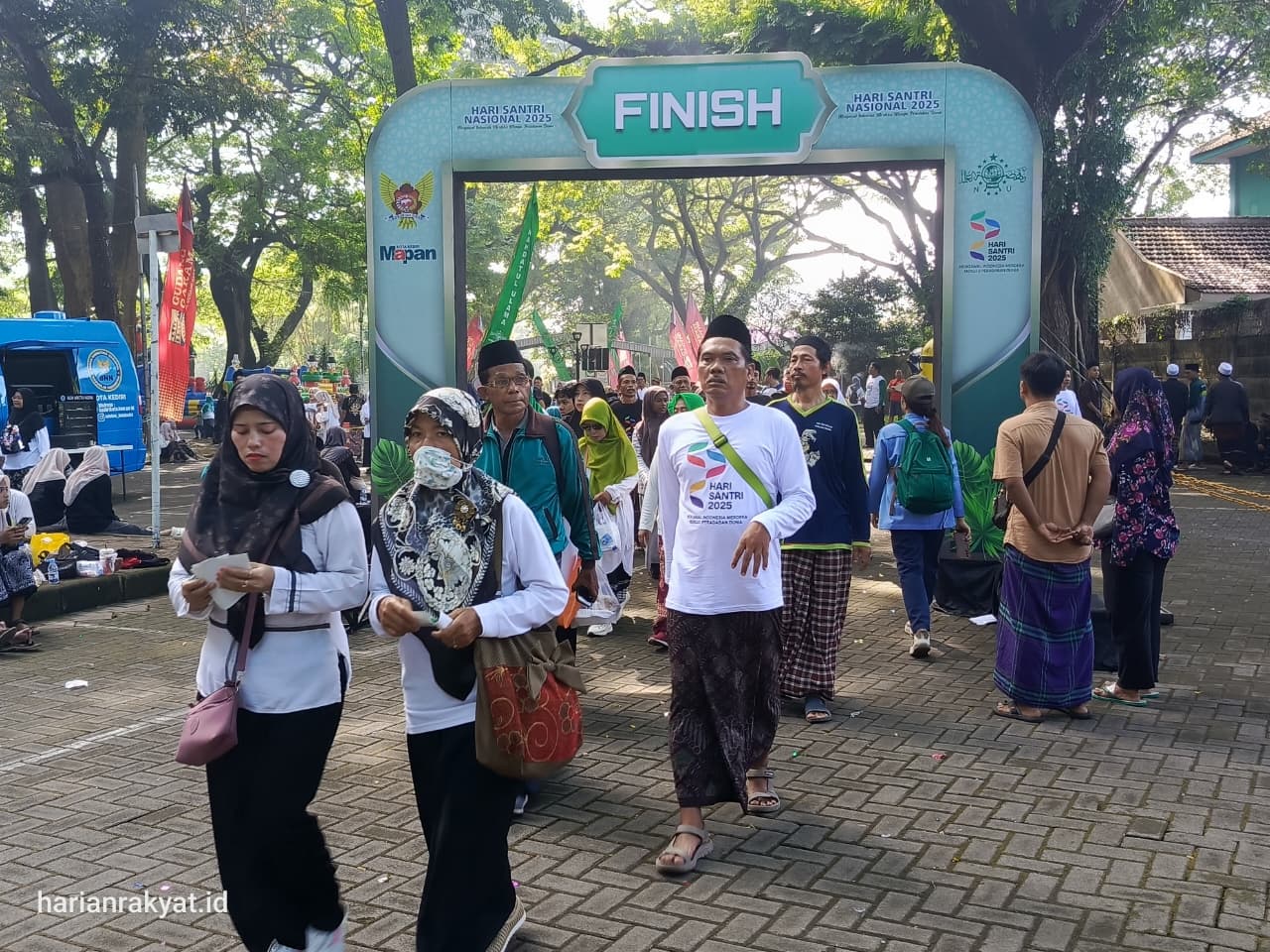 Jalan Sehat Sarungan Meriahkan Hari Santri Nasional 2025 di Kota Kediri