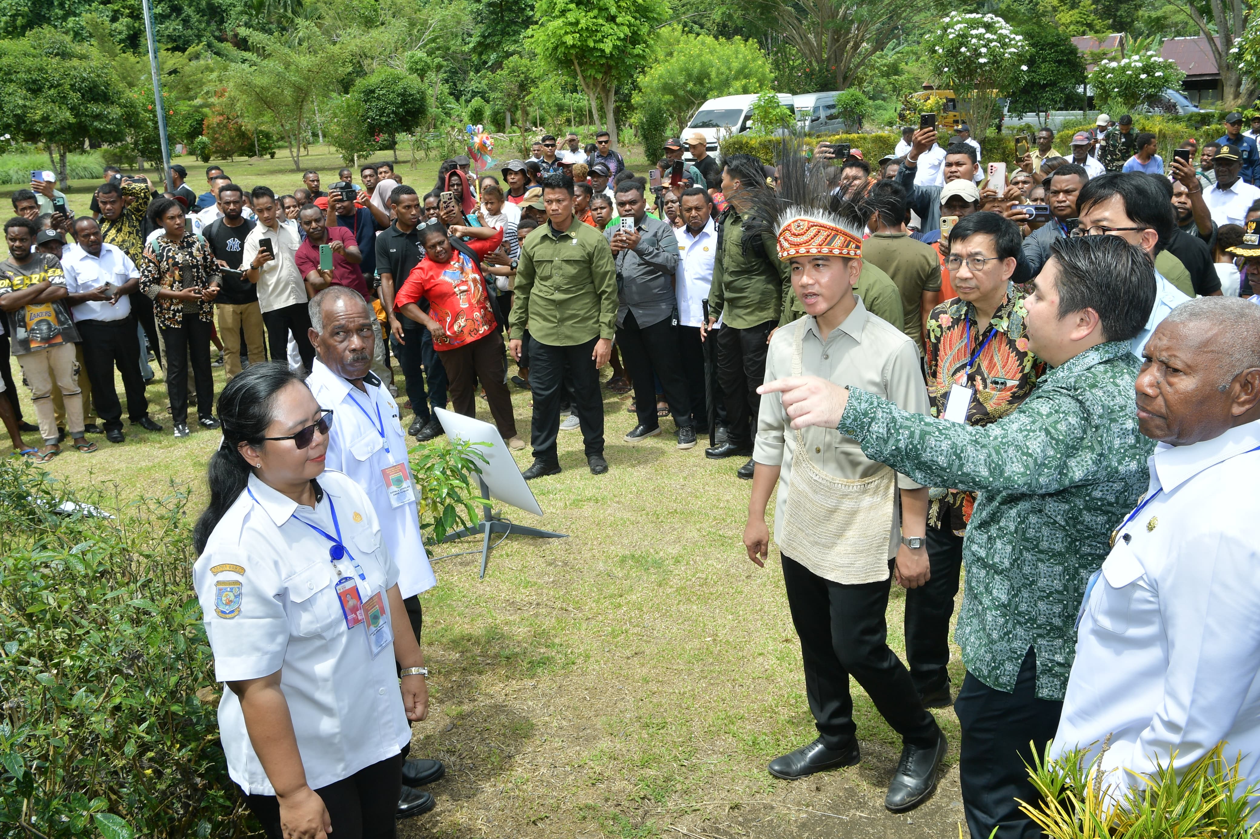 Wapres Saksikan Penyerahan Perangkat Digital dan Tinjau Program MBG di SMPN 14 Nuni Manokwari