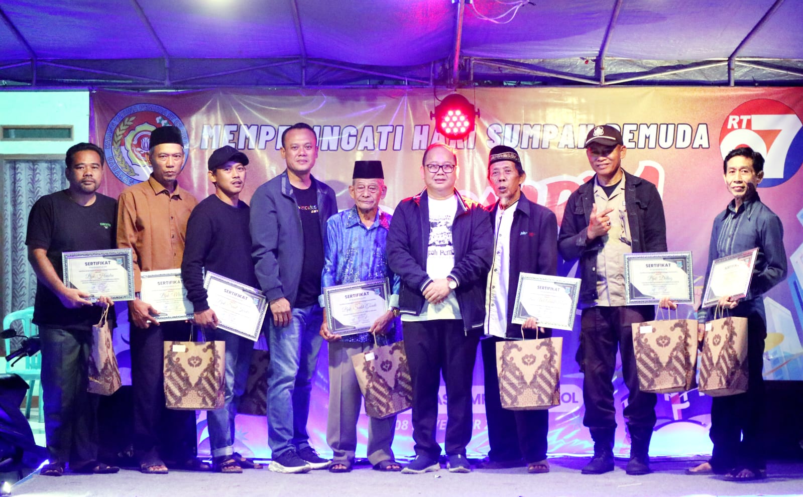 Karang Taruna Poncol Peringati Hari Sumpah Pemuda dan Hari Pahlawan, Beri Penghargaan untuk Tokoh Kampung