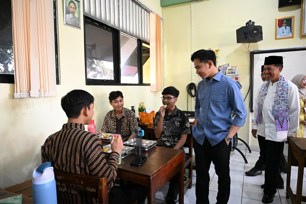 Usai Hadiri KTT G20 Johannesburg, Wapres Gibran Tinjau Program MBG di SMA Negeri 14 Jakarta