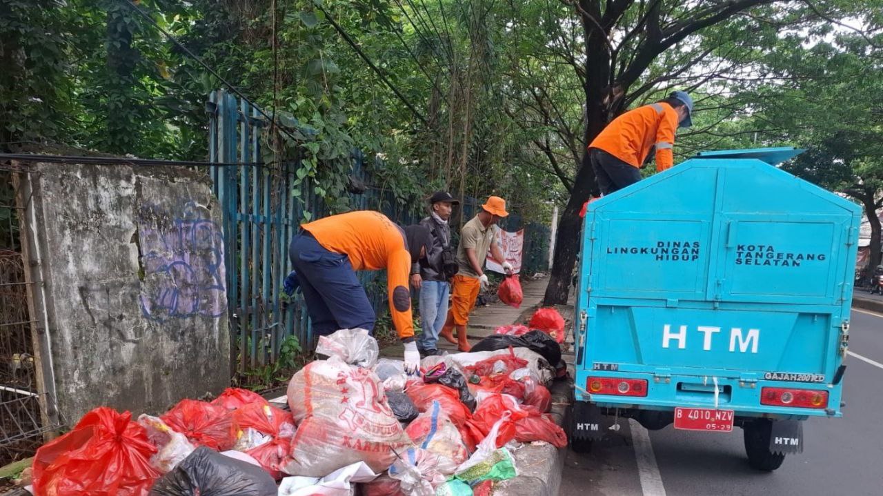 Pemkot Tangsel Mulai Angkut Sampah Secara Bertahap