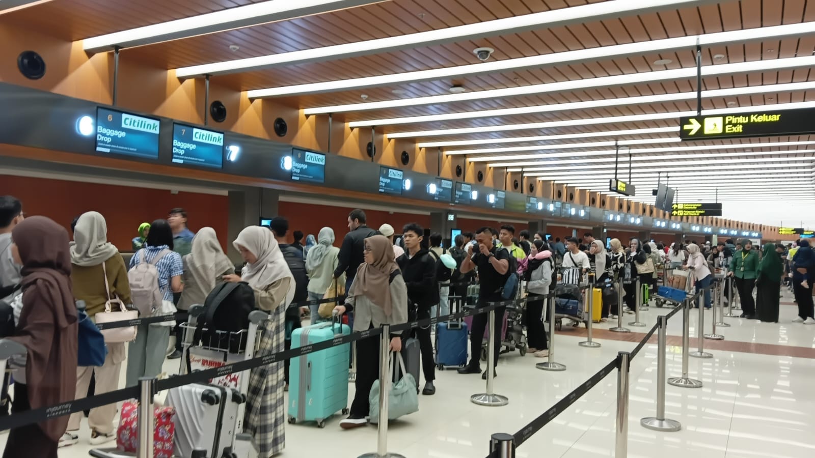 Antrean Penumpang di Bandara Soekarno-Hatta Jelang Mudik Lebaran 2026
