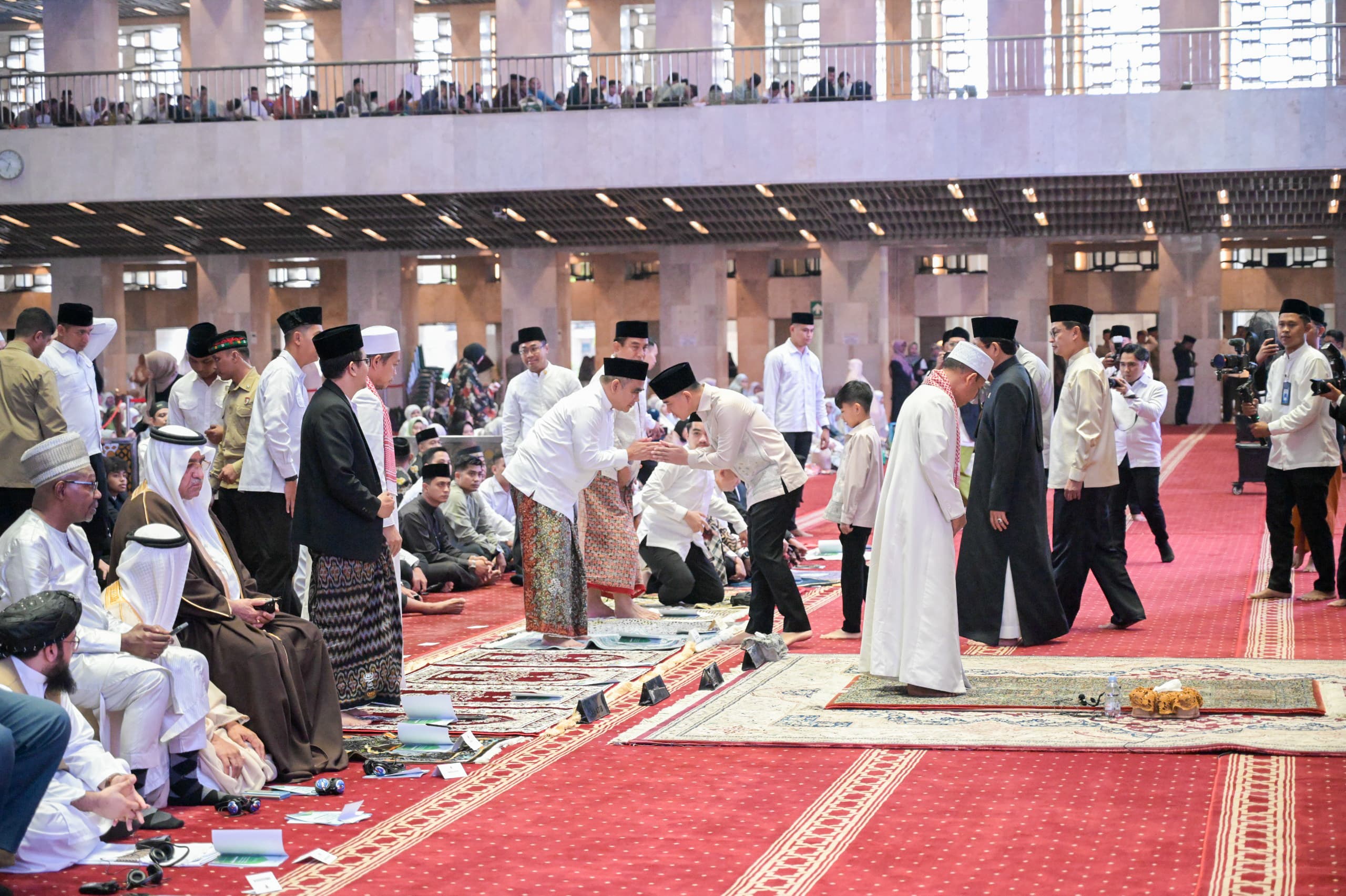Gibran Rakabuming Salat Idulfitri di Masjid Istiqlal Jakarta