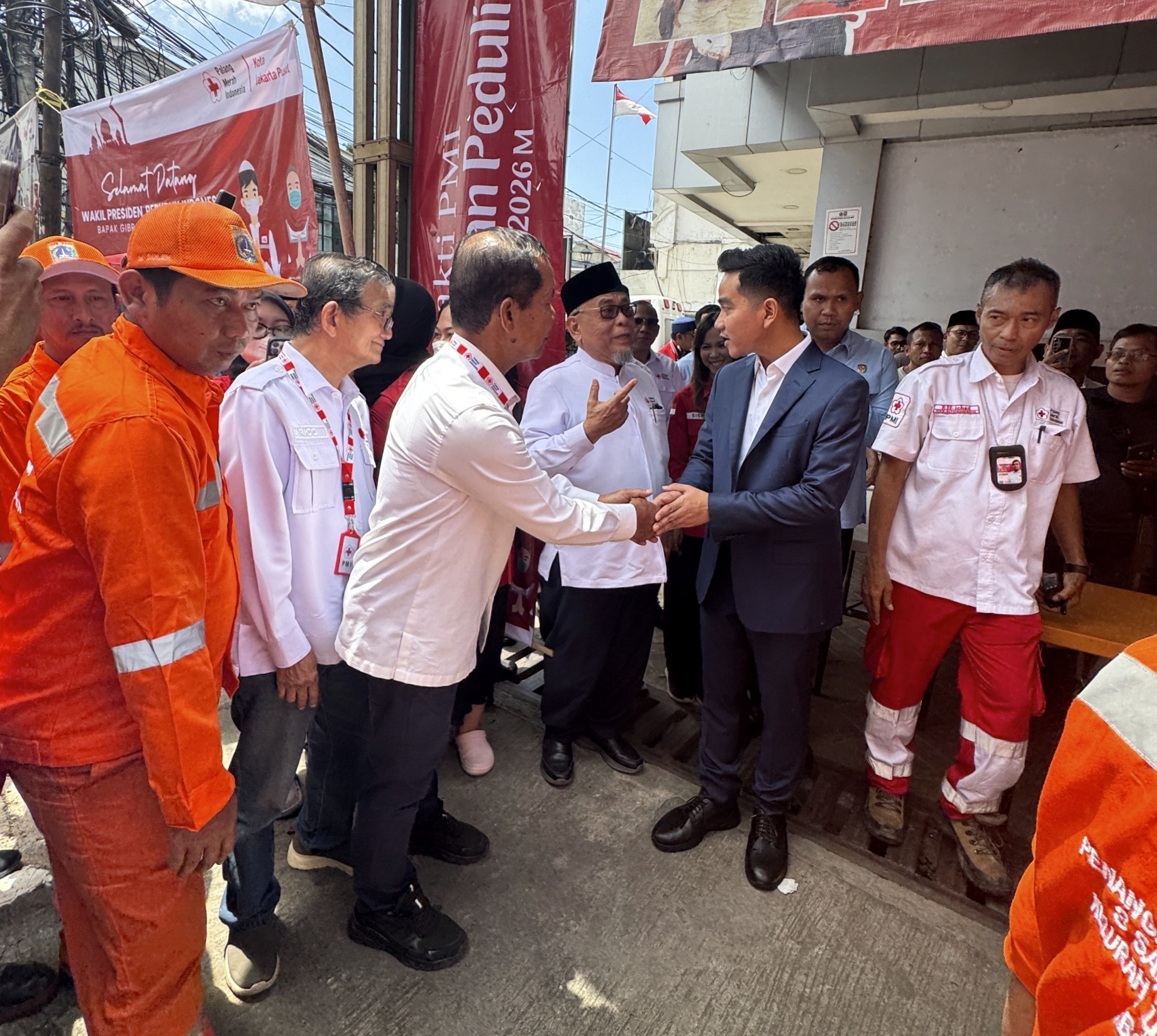 Salat Jumat di Pecenongan, Wapres Gibran Salurkan Bantuan Sembako