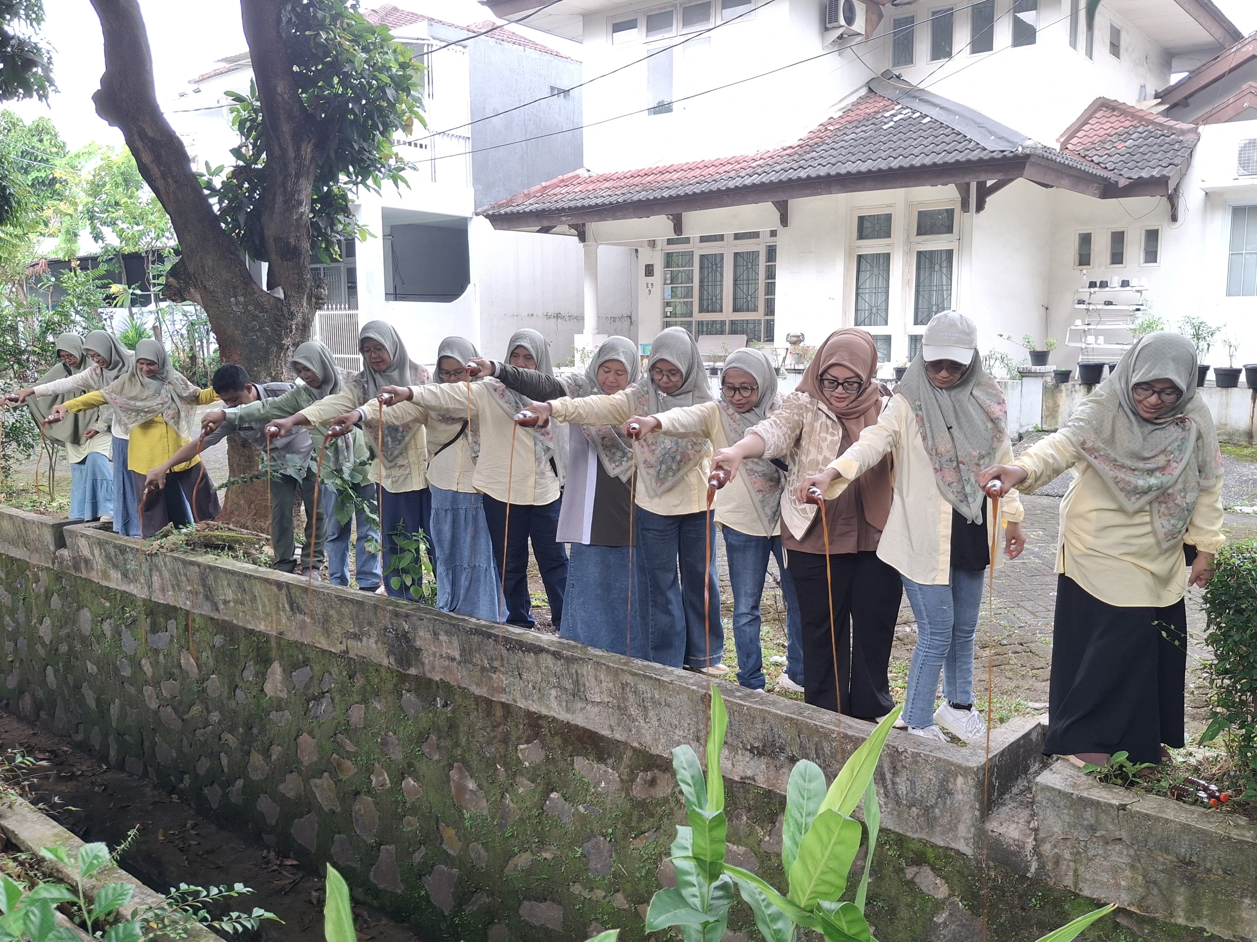KWT Good Farm dan CSR Indah Kiat Tuang Ekoenzim Pakujaya