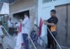 Bangun Nasionalisme, Polres Kediri Kota Keliling Kampung Bagikan Bendera Merah Putih