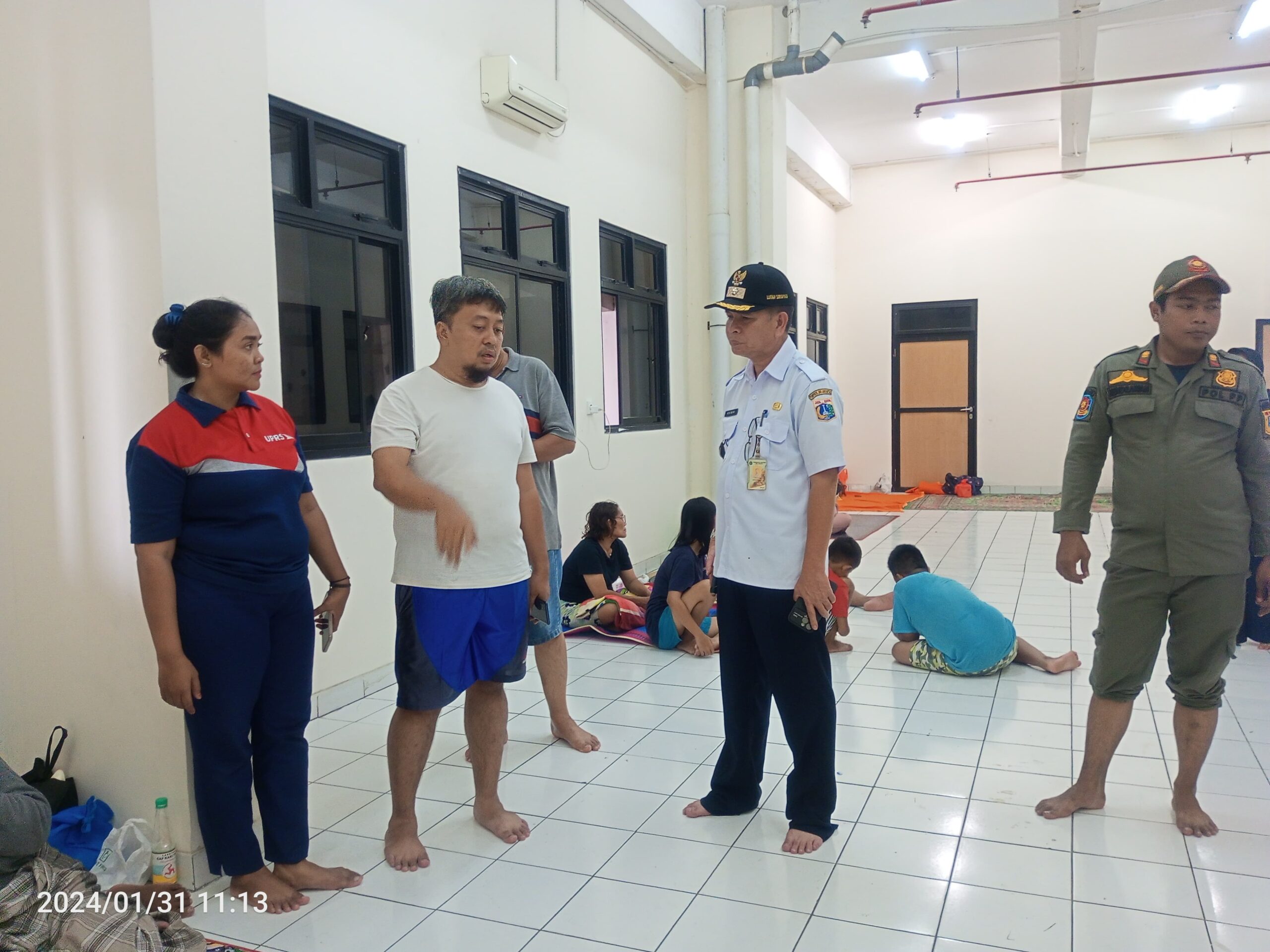 Lurah Semper Barat Kunjungi Warga Terdampak Banjir