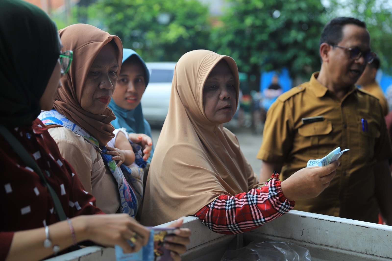 Warga Kota Tangerang Borong Sembako Gerakan Pangan Murah On The Road
