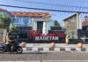 Seorang ASN Pemkab Magetan Tengah Melintasi Tugu 0 KM pada Hari Pertama Masuk Kerja Usai Libur Idul Fitri 1445 H