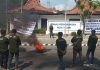 Aksi Massa Geruduk Kantor Dishub Kota Kediri, Orasi Hingga Bakar Ban
