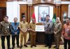 Gubernur Andra Soni Terima Donasi Rp112,419 Juta dari Bank Banten untuk Korban Banjir Sumatera