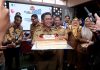Rayakan Hari Pers, Wali Kota Tangerang Potong Tumpeng dan Jenguk Wartawan yang Alami Kecelakaan